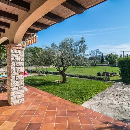 Вилла Sleeps 8 With Pool Air Con And Wifi Radetici