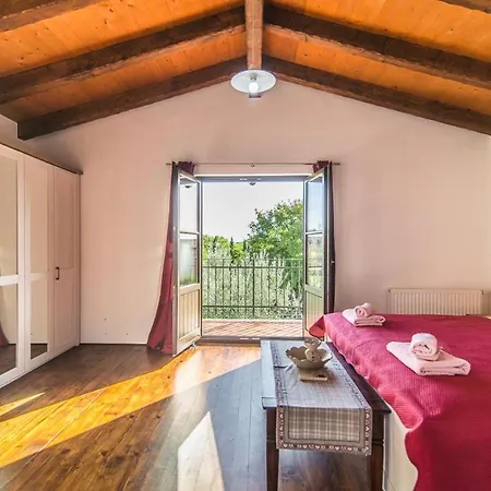 Sleeps 8 With Pool Air Con And Wifi