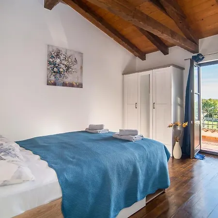 Sleeps 8 With Pool Air Con And Wifi * Radetici