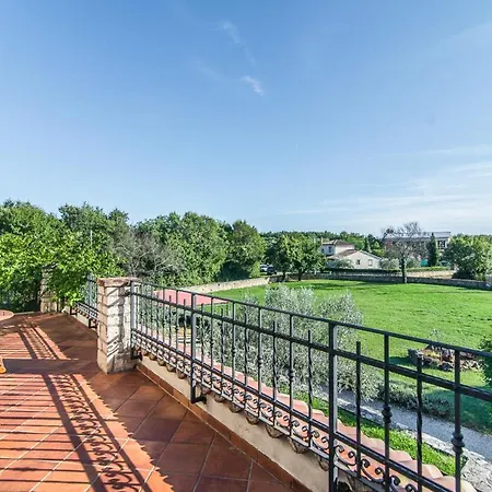 Sleeps 8 With Pool Air Con And Wifi *