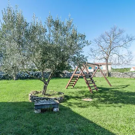 Sleeps 8 With Pool Air Con And Wifi *