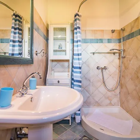 Вилла Sleeps 8 With Pool Air Con And Wifi Radetici