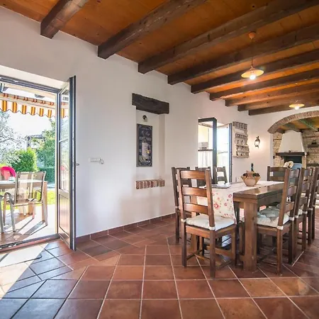 Sleeps 8 With Pool Air Con And Wifi Villa Radetići